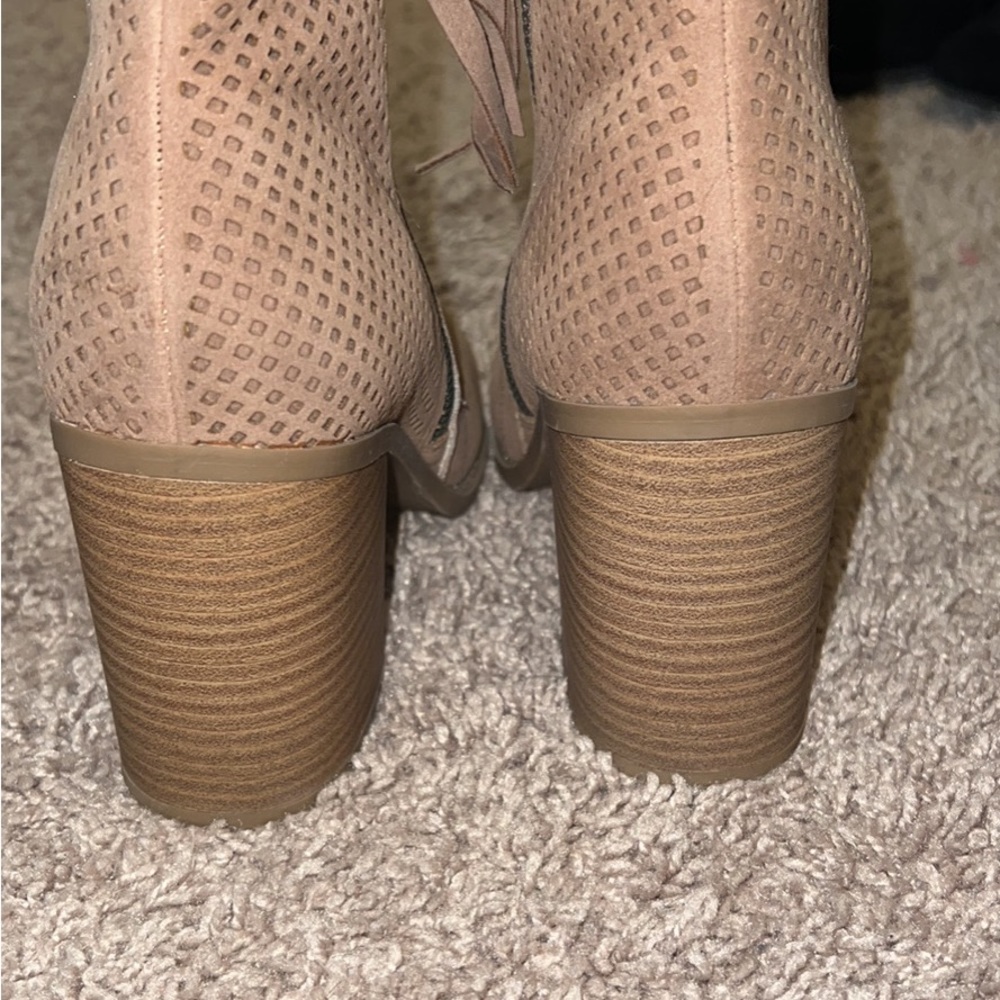 Universal Thread Booties - Picture 2 of 3